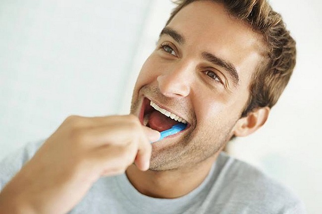 Vệ sinh răng miệng, tránh sự sinh sôi các vi khuẩn gây yếu sinh lý 
