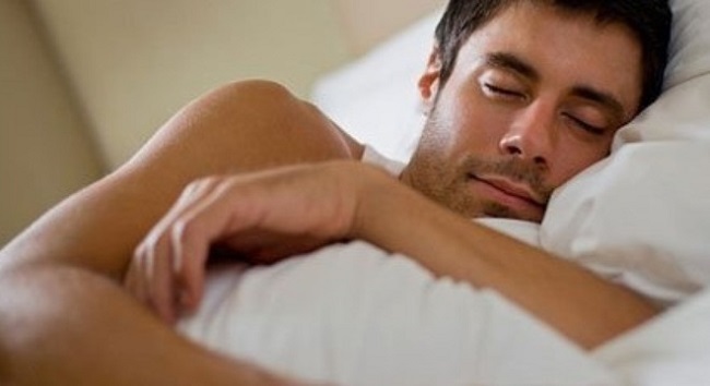 Thói quen nằm nghiêng bên trái khi ngủ dẫn đến sức khỏe sinh lý suy giảm 